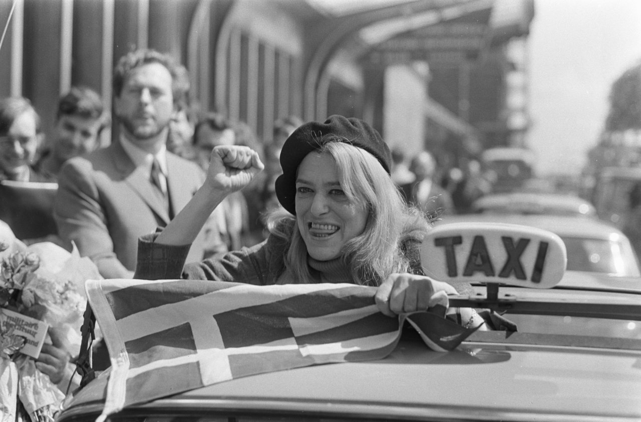 Aankomst Melina Mercouri op CS Amsterdam met baret en Griekse vlag op CS 14 mei 68 41874