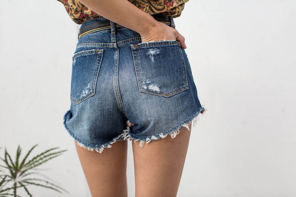 Οδηγός Αγοράς: 10 jean shorts για καυτές καλοκαιρινές εμφανίσεις
