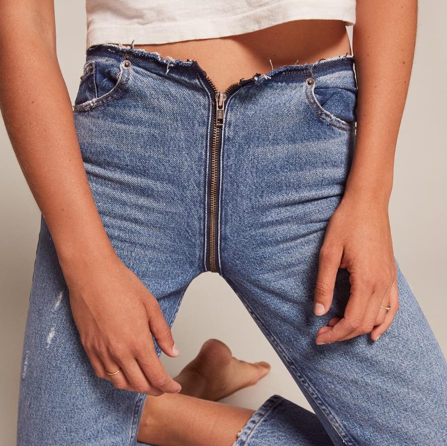 Είναι αυτό το πιο εκκεντρικό jean παντελόνι που μπορείς να φορέσεις τη νέα σεζόν;