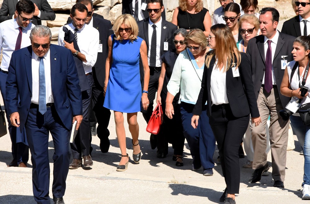 Στην Αρχαία Αγορά με sixties φόρεμα η Brigitte Macron