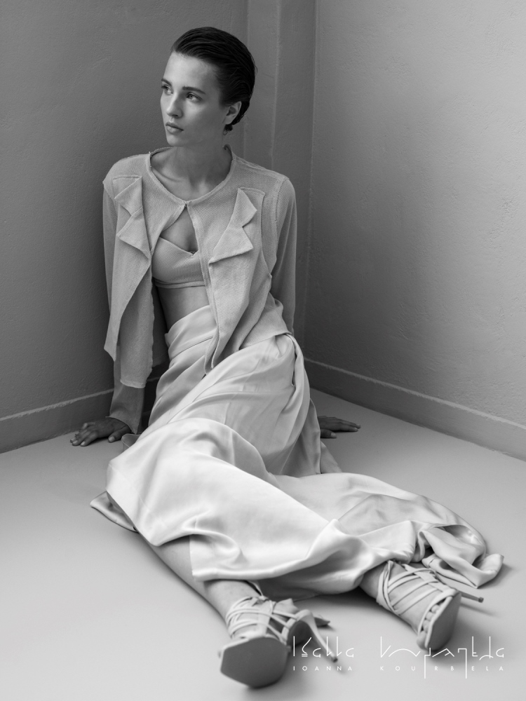 Η νέα συλλογή ρούχων της Ιωάννας Κουρμπέλα είναι «'Ετη Φωτός» μπροστά