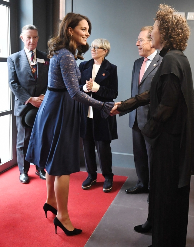 Η εγκυμονούσα Kate Middleton φοράει και πάλι το ίδιο φόρεμα σε διάστημα λίγων εβδομάδων