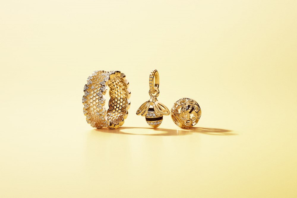 Golden Era Of Fashion: Βρήκαμε τα λαμπερά κοσμήματα που δεν πρέπει να λείπουν από καμία γκαρνταρόμπα